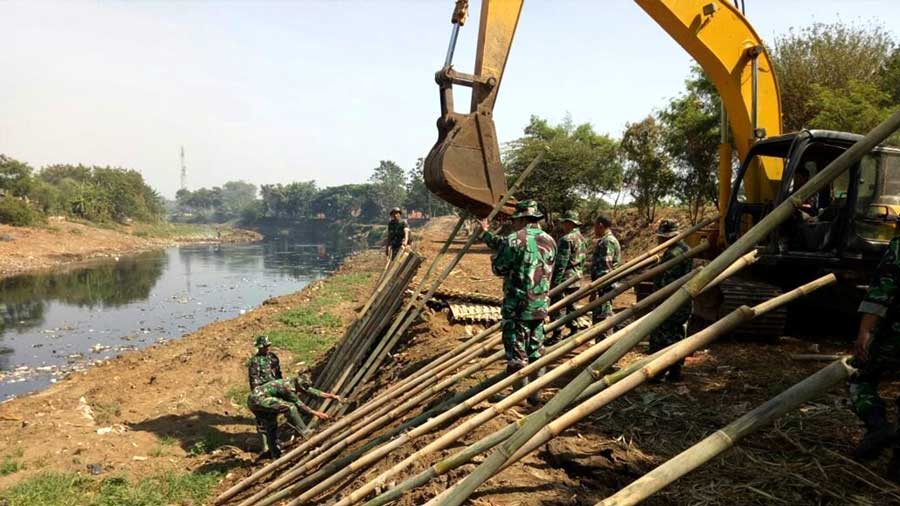 Kodim 0609 Bersihkan Sungai Citarum