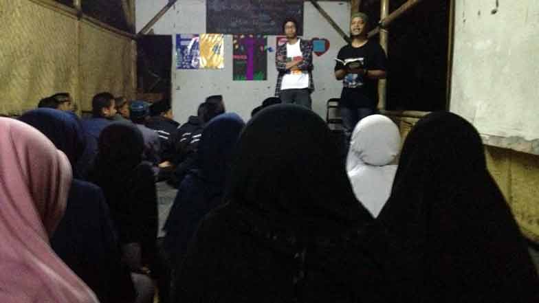 Beberapa sastrawan kondang turut membahagiakan para santri lewat puisi.