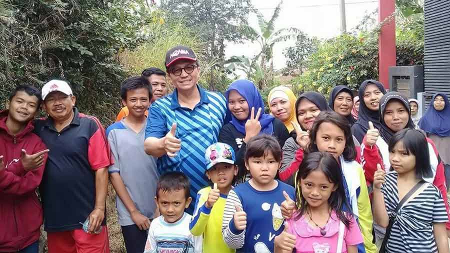  Doddy Imran Chalid berfoto bersama warga Desa Padalarang 