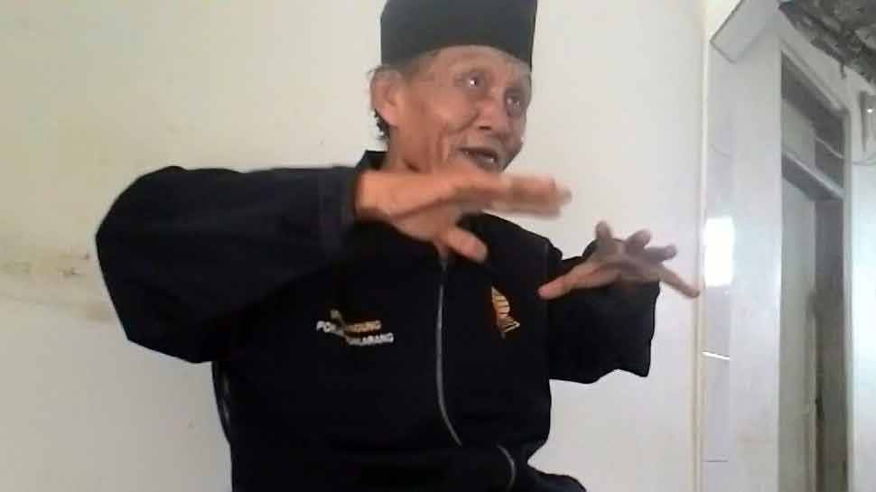Abah Mashum Sunarya,  sesepuh dan mantan aktivis Pemuda Persis (Persatuan Islam)  Padalarang