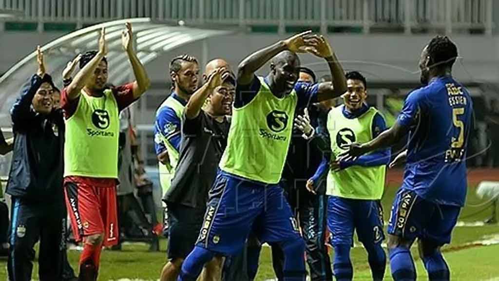 Ekspresi  Pemain Persib saat memenangkan  pertandingan, belum lama ini  
