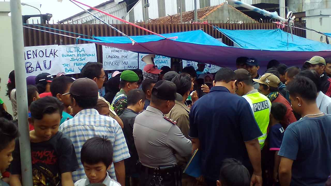 Petugas Keamanan melakukan penjagaan saat warga berdemo di depan pabrik PT. Ultra Jaya