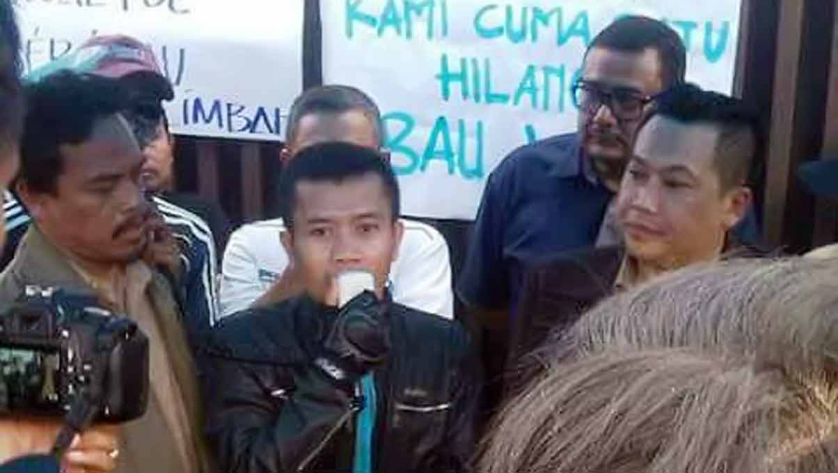 Seorang warga Jl Bunisari sedang menyampaikan orasi di depan pabrik PT Ultra Jaya.