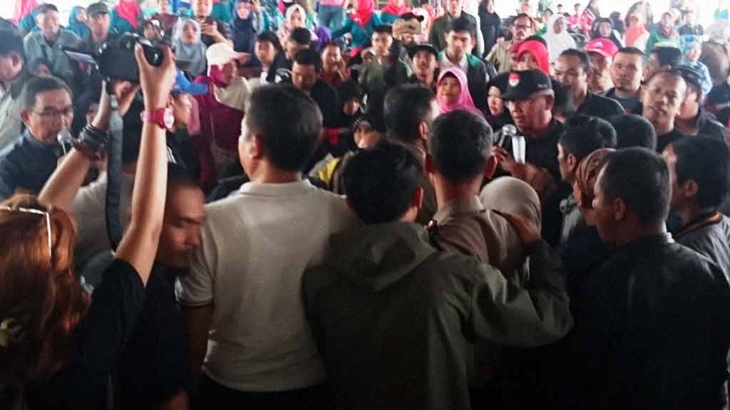 Sekitar 1000 warga Desa Gadobangkong mengikuti pertemuan dengan pihak PT Ultra Jaya
