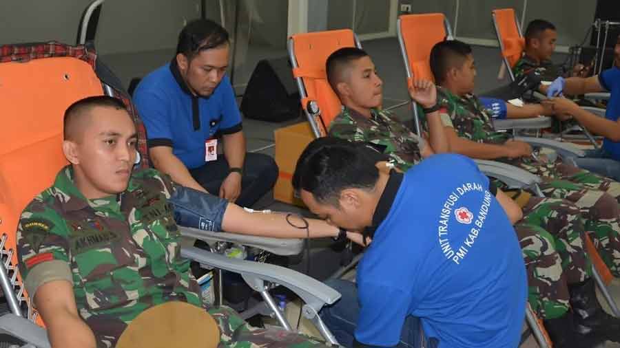 Prajurit Yonarmed 4/105 GS mendonorkan darahnya.