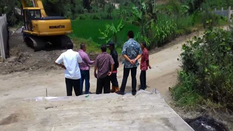 Kadis PU KBB meninjau Pembangunan jalan di Saguling