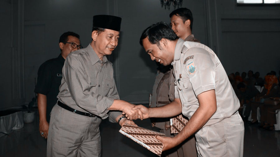 Plt Wali Kota Cimahi Sudiarto menyerahkan SK Kenaikan Pangkat