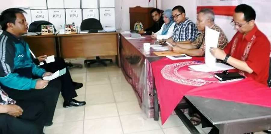 Komisioner KPU Cimahi sedang melakukan sosialisasi, belum lama ini.