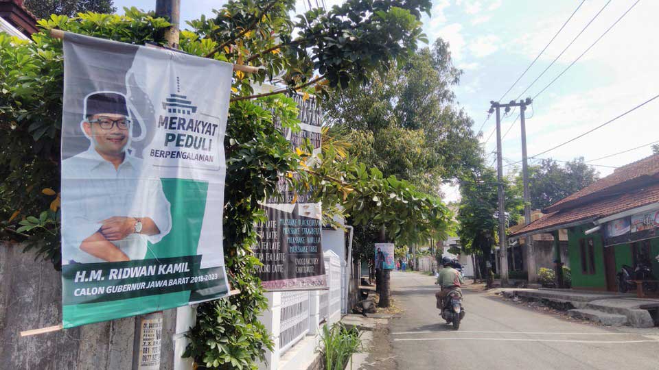 Alat peraga kampanye yang terpasang di tiang listrik