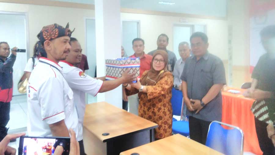 Penyerahan berkas salinan keanggotaan Partai Perindo oleh KPU Kota Cimahi, di Sekertariat KPU Kota Cimahi, Jl. Pasantren, Cimahi, Senin (9/10/2017)