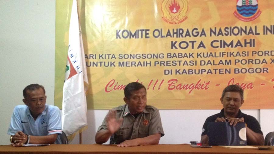 Ketua KONI Kota Cimahi, H. Trenggono (kedua dari kiri), saat memberi sambutan pada acara pelepasan kontingen futsal Kota Cimahi, di Sekertariat KONI Kota Cimahi.