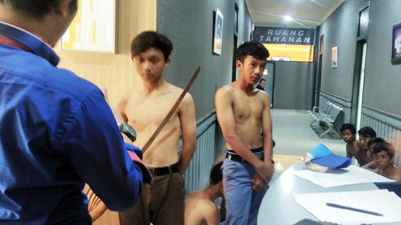 Puluhan siswa yang membawa senjata tajam tengah menjalani pendataan di Mapolres Cimahi