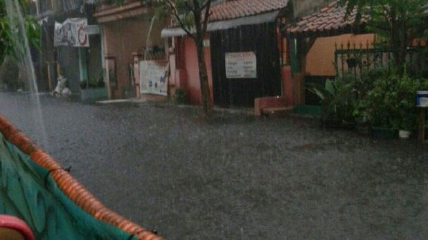 Kondisi Jalan di Perbatasan Kelurahan Utama dan Kelurahan Melong Kota Cimahi yang tergenang.