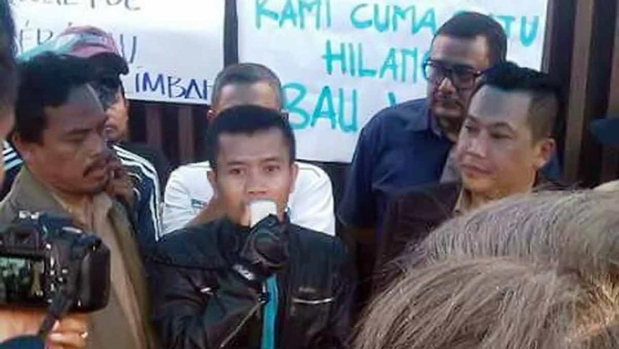 Warga Desa Gadobangkong menyampaikan aspirasinya saat demo di PT. Ultra Jaya belum lama ini.