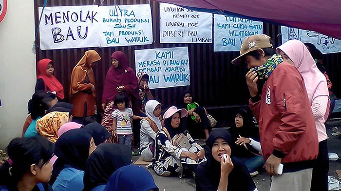 Warga Desa Gadobangkong meggelar demo di depan PT. Ultra Jaya, belum lama ini 