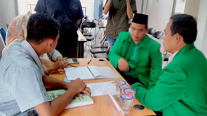 Pengurus DPC PPP Kota Cimahi menyerahkan berkas keanggotaan di Kantor KPU Kota cimahi