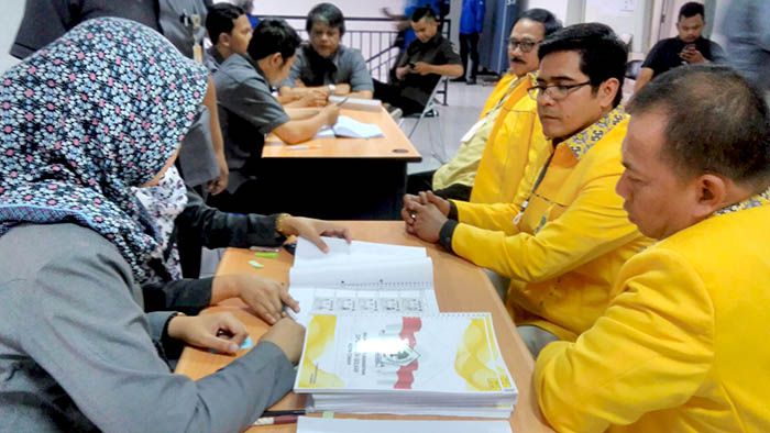 Pengurus DPD Partai Golkar Kota Cimahi menyerahkan berkas keanggotaan ke KPU.