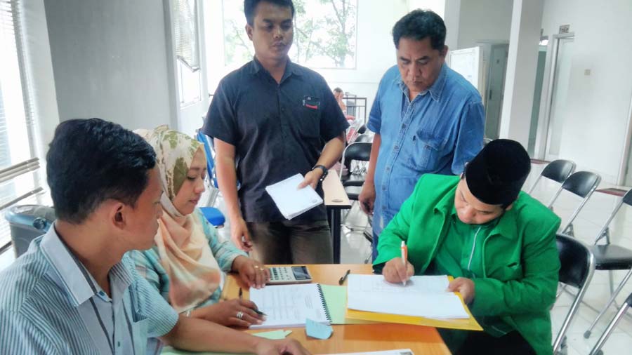 Pengurus Partai politik sedang menyerahkan berkas keanggotaan partai di kantor KPU Cimahi.