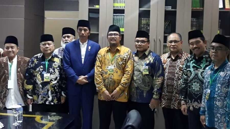 Presiden RI Joko Widodo Berfoto dengan Pengurus Pusat Persatuan Islam Usai Menggelar Silaturahmi. 