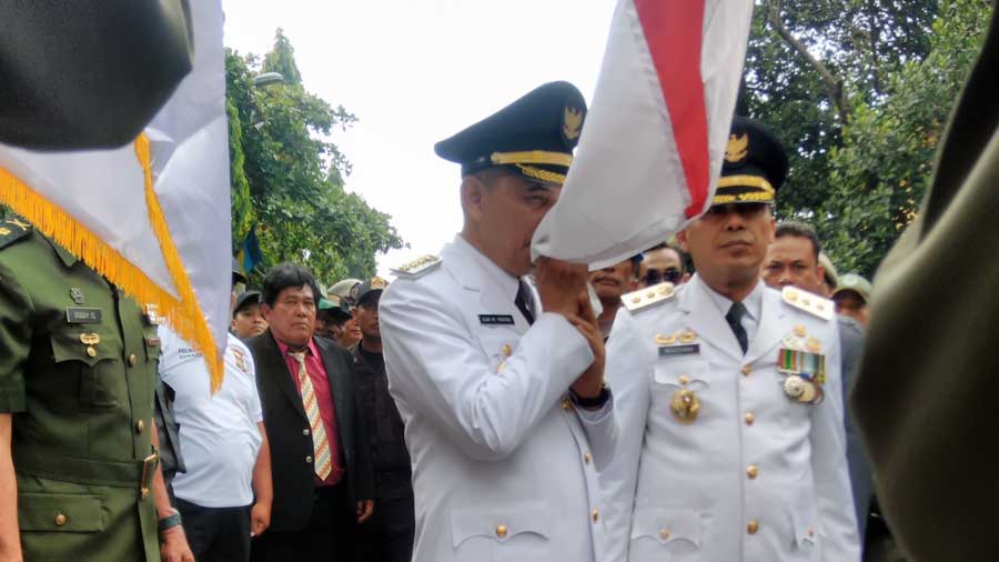Ajay & Ngatiyana saat dilantik sebagai walikota & wakil walikota Cimahi, periode 2017-2022 di Gedung Sate, Bandung, Minggu (22/10/2017).