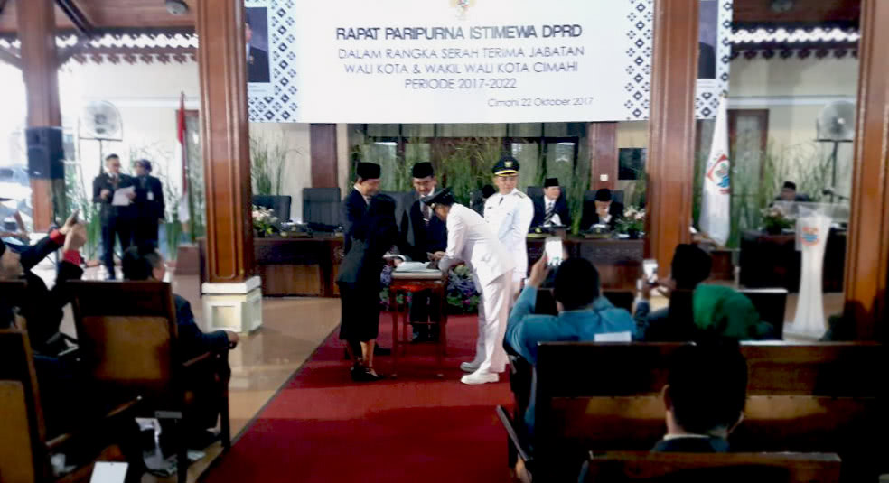 Sertijab walikota Cimahi, dari Sudiarto kepada Ajay, di Pendopo DPRD Cimabi, Minggu (22/10/2017).