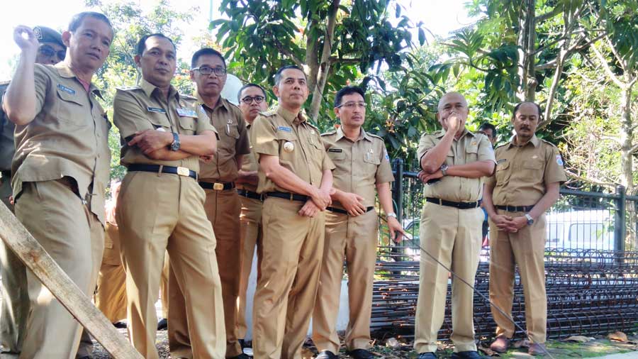 Wali Kota dan Wakil Wali Kota Cimahi Ajay-Ngatiyana meninjau lokasi pembangunan Masji