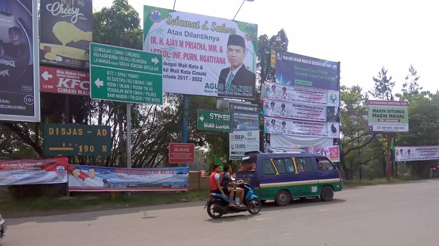 Sejumlah reklame terpasang di beberapa titik.