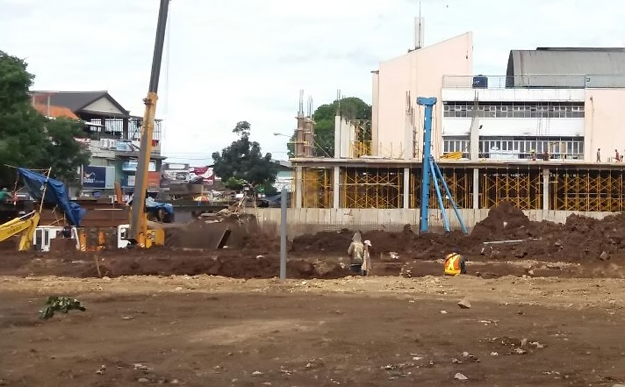 Beberapa pekerja sedang melakukan Pembangunan Pasar Atas Barokah, belum lama ini.