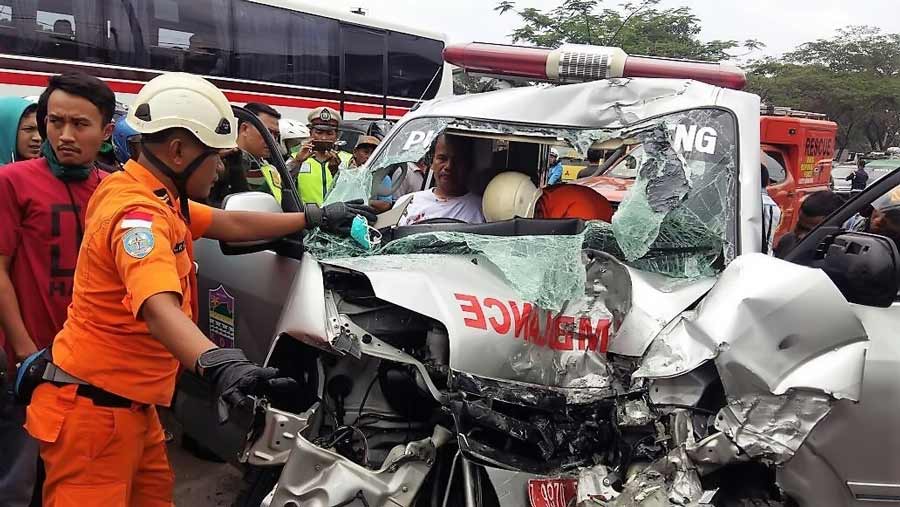 Ambulan milik Pemkab Ciamis ringsek usai menabrak bus.