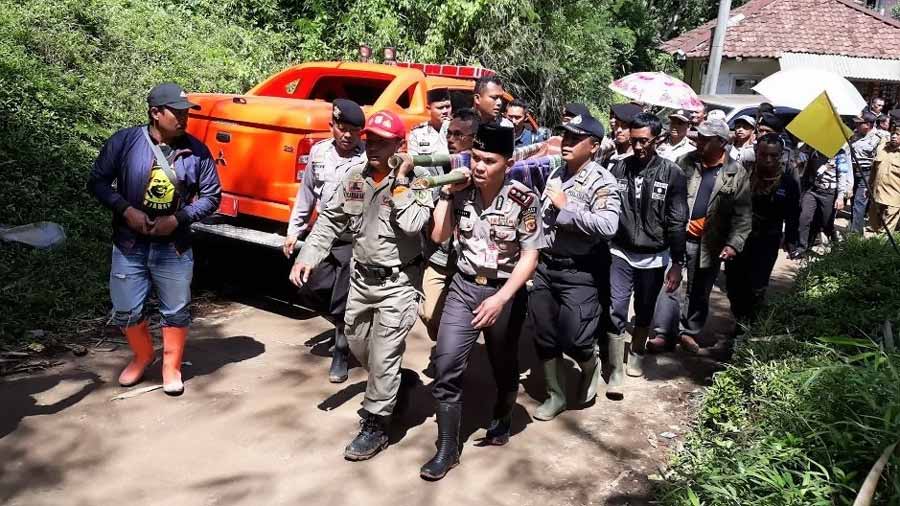 Kapolres Bandung, AKBP Nazli Harahap, beserta para anggotanya dan warga menandu masing-masing jasad korban menggunakan dua bilah bambu yang beralas sarung ke pemakaman?.