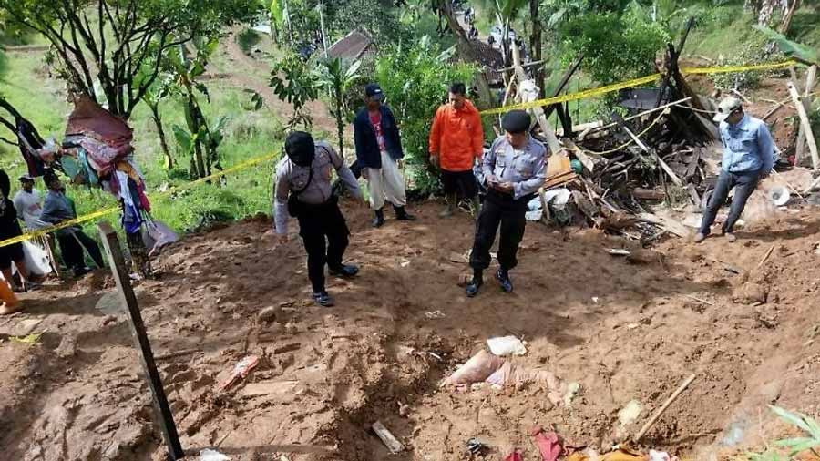 Petugas dari Polres Bandung melakukan police line kedua rumah yang tertimpa longsor.
