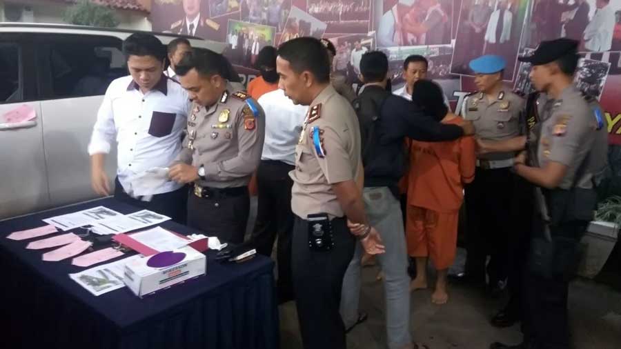 Kapolres Cimahi sedang memeriksa barang bukti. 