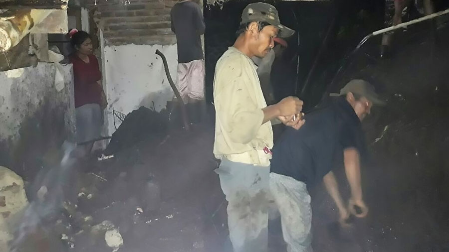 Rumah Cecep di Desa Laksana Kecamatan Ibun Kabupaten Bandung, terkena longsor.