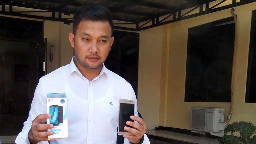 KBO Reskrim Polres Bandung Iptu Fitran Romajimah memperlihatkan sejumlah barang bukti dari hasil kejahatan kedua tersangka.