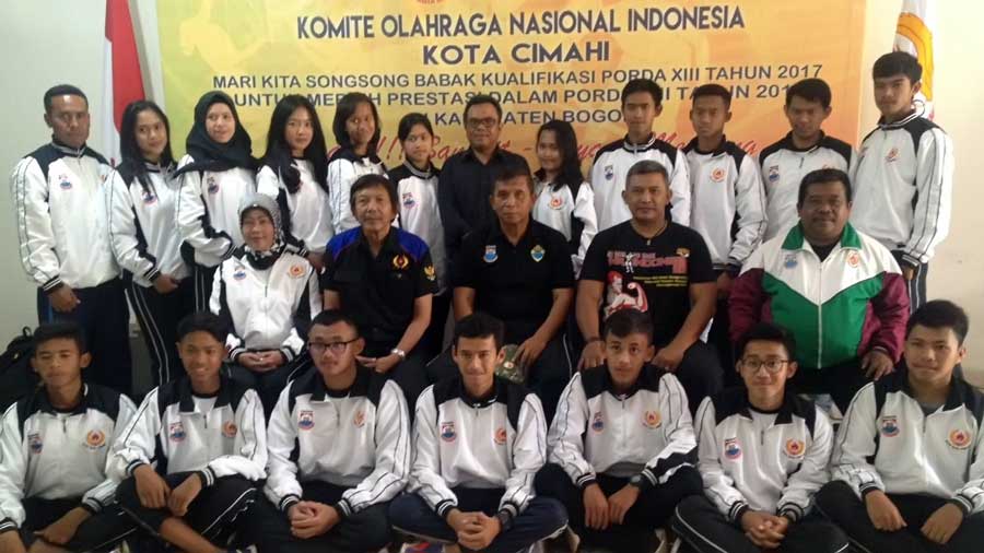 Tim Atletik berfoto bersama usai acara pelepasan di sekretariat KONI, Jum'at (10/11/2017).