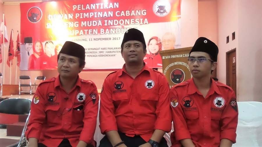 Ketua BMI Kabupaten Bandung, Asep Muhammad, tengah memberikan keterangan isu SARA usai pelantikan struktural BMI Kabupaten Bandung.