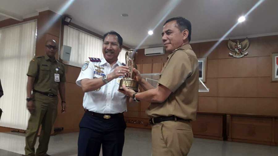 Kepala Dinas Perhubungan Jawa Barat, Dedi Taufik Kurohman menyerahkan penghargaan Tata Wahana Nugraha (WTN) kepada Wali Kota Cimahi Ajay M Priatna