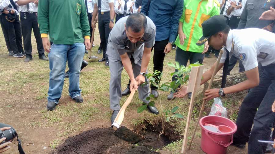 Walikota Cimahi Ajay M. Priatna melakukan penanaman pohon, menandai aksi penanaman 3000 pohon di Cimahi.
