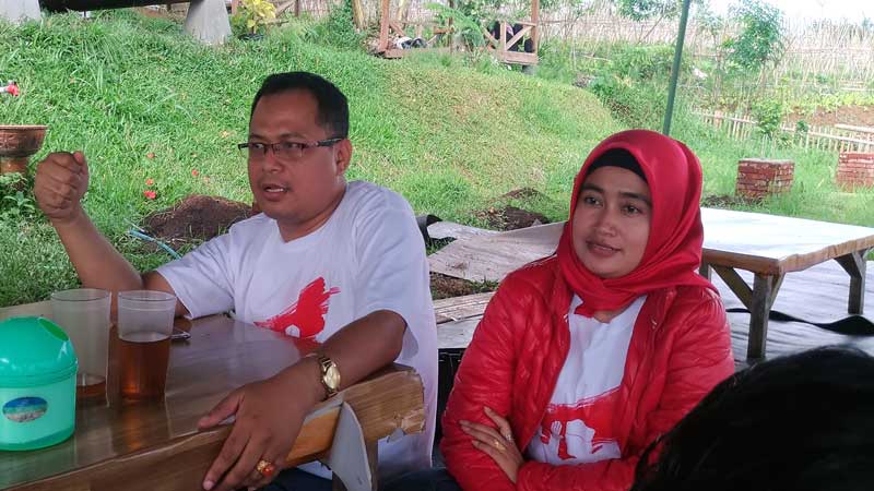 Pamriadi Bakal Calon Bupati Bandung Barat bersama Sekretaris DPC PDI Perjuangan KBB Tuti Turimayanti.