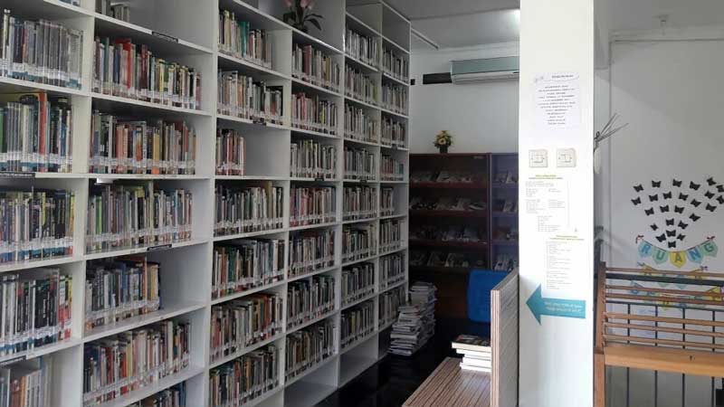 Koleksi buku di Perpustakaan Kota Cimahi  