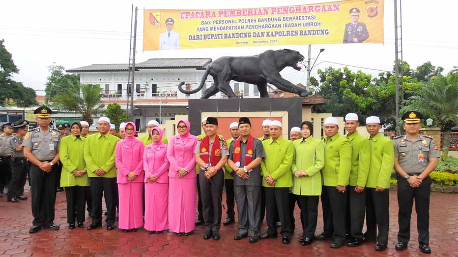Kapolres Bandung AKBP M. Nazly Harahap berfoto bersama usai syukuran atau walimatus safar bagi anggota Polres Bandung  yang akan berangkat umrah.