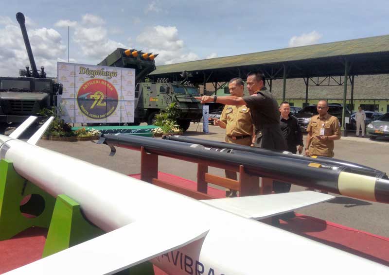 Danpussenarmed, Brigjen. TNI. Dwi Jati Utomo, menjelaskan tentang Roket MLRS Astros MK II kepada Wali Kota Cimahi Ajay M Priatna di HUT Armed TNI ke-72