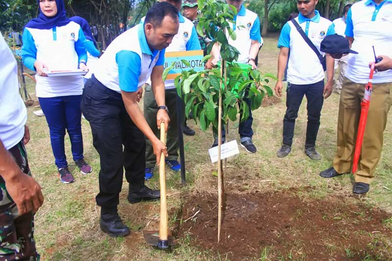 Wakil Wali Kota Cimahi menanam pohon di Cipageran Cimahi Utara