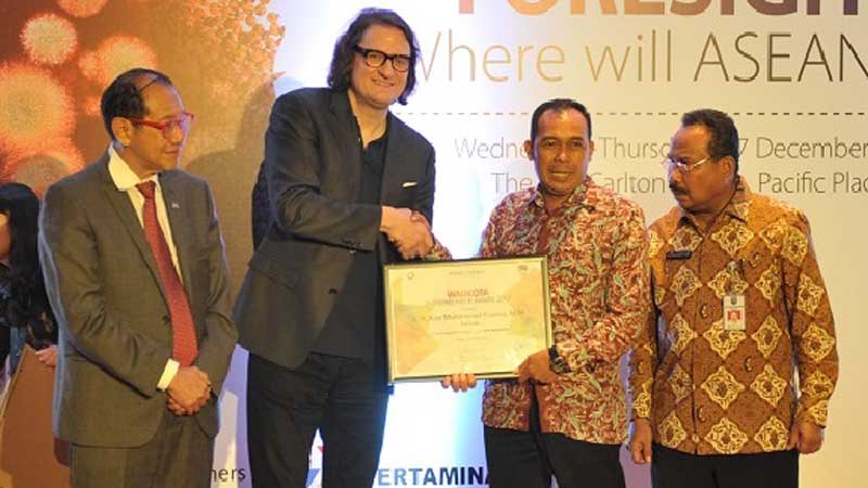 Wakil Wali Kota Cimahi Ngatiyana menerima penghargaan sebagai Wali Kota Entrepreneur Award 2017 Kellogg Inovation Network (KIN) ASEAN yang diserahkan Executive Director of KIN Robert C. Wolcott