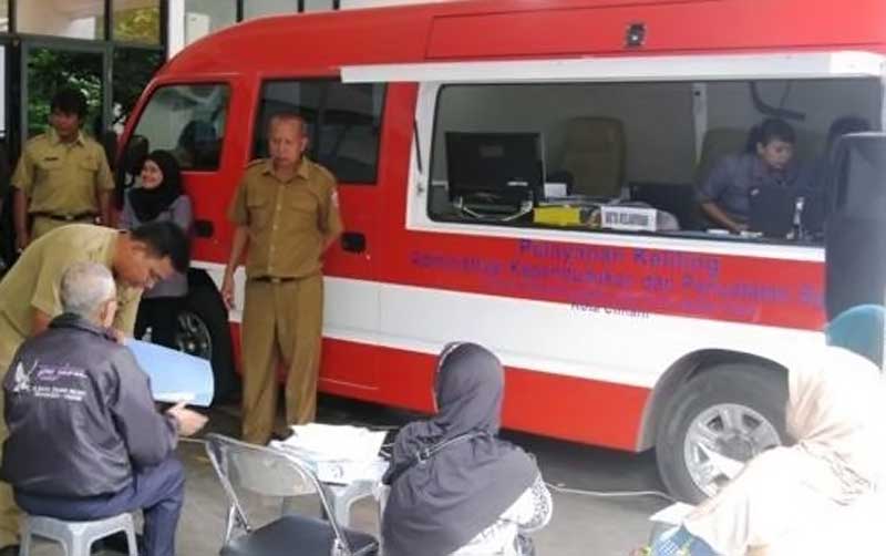 Petugas Disdukcapil Kota Cimahi melayani pembuatan administrasi kependudukan warga