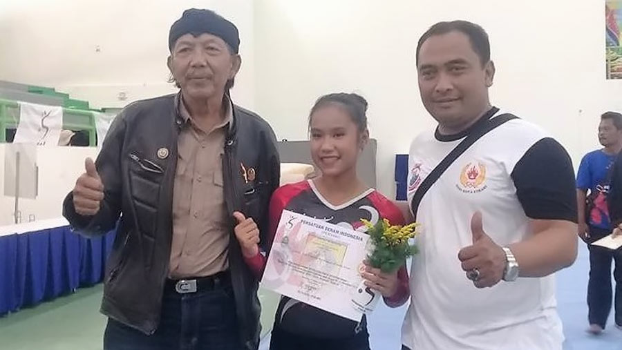 Atlet Senam Cimahi Yesie Vierina menerima piagam peraih medali emas dan perunggu pada Babak Kualifikasi Porda di GOR Arcamanik, Selasa (12/12).