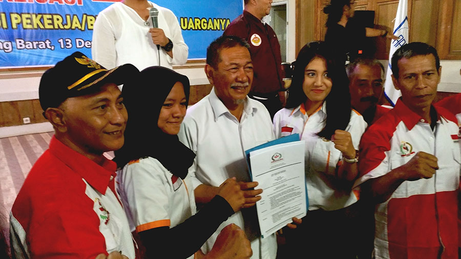?Komisi Nasional Pilkada Independen (KINPI) Jawa Barat saat memberikan dukungan kepada Deddy Mizwar.