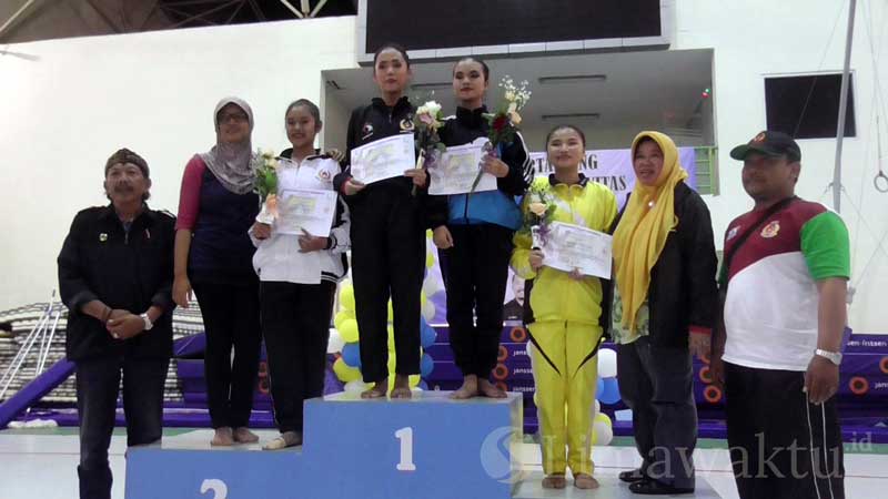 Upacara Penghormatan Pemenang Cabang Senam Babak Kualifikasi Porda XIII Jawa Barat di Sport Jabar, Jalan Arcamanik Bandung