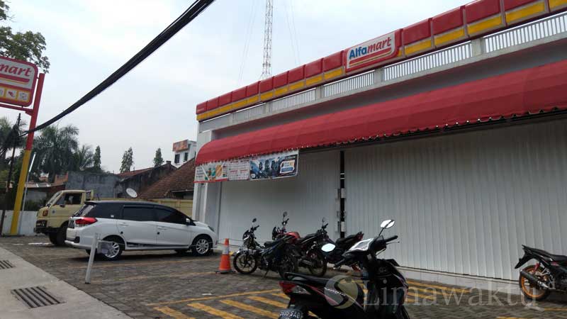 Minimarket yang pernah disegel Satpol PP Kota Cimahi beberapa waktu lalu.