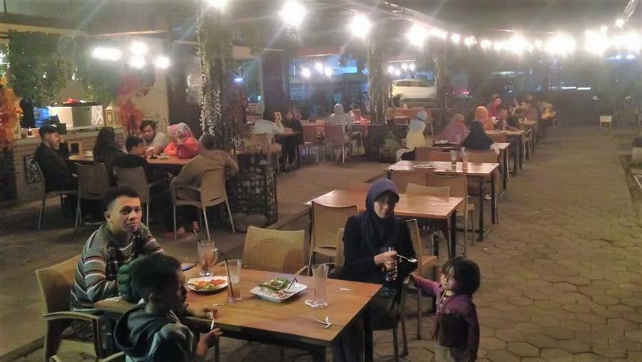 Pengunjung sedang menikmati suasana Basecamp Cafe.